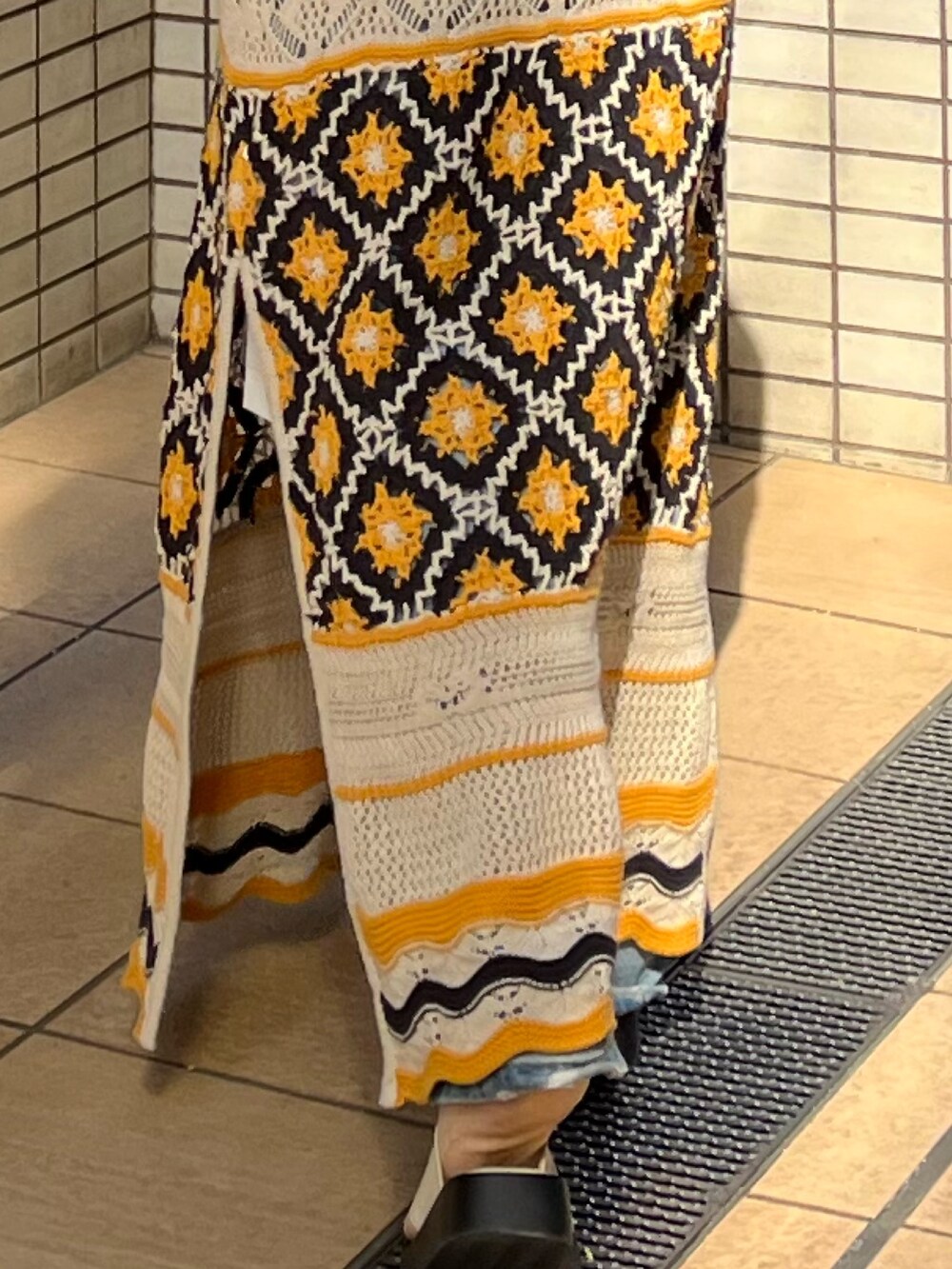 その他のワンピース、レッド系のネックレスを着用したレディースの春コーディネートの4枚目の写真