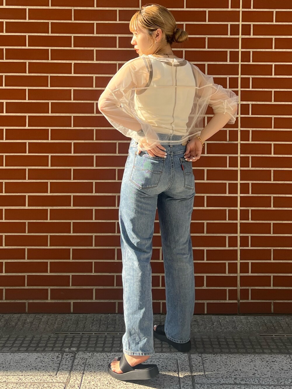 ブルー系のデニムパンツ、ホワイト系のTシャツ/カットソー、ホワイト系のTシャツ/カットソーを着用したレディースの夏コーディネートの5枚目の写真