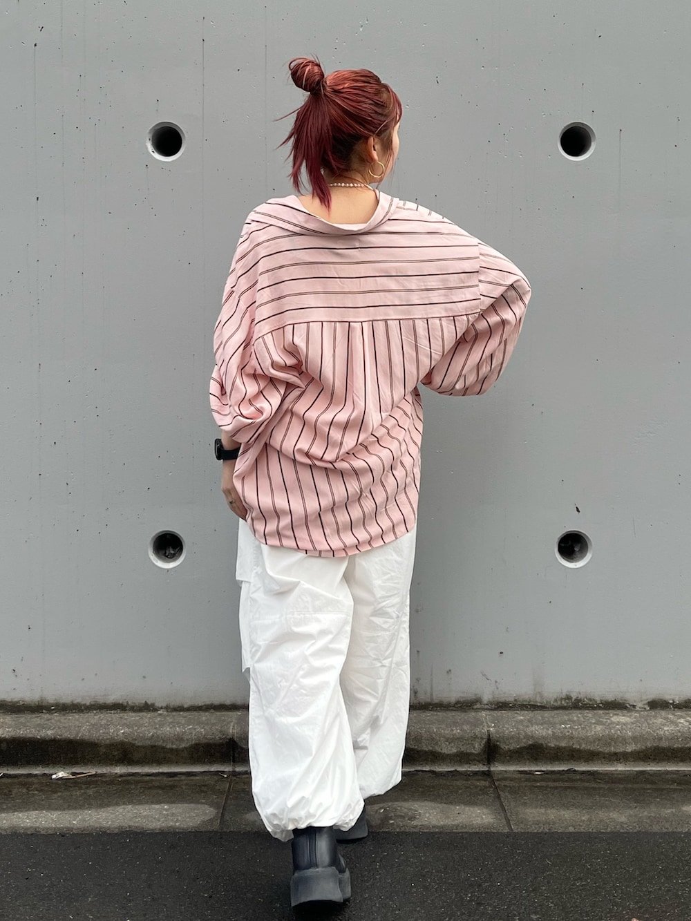 ピンク系のシャツ/ブラウス、ホワイト系のその他パンツ、ホワイト系のキャミソールを着用したレディースの冬コーディネートの4枚目の写真