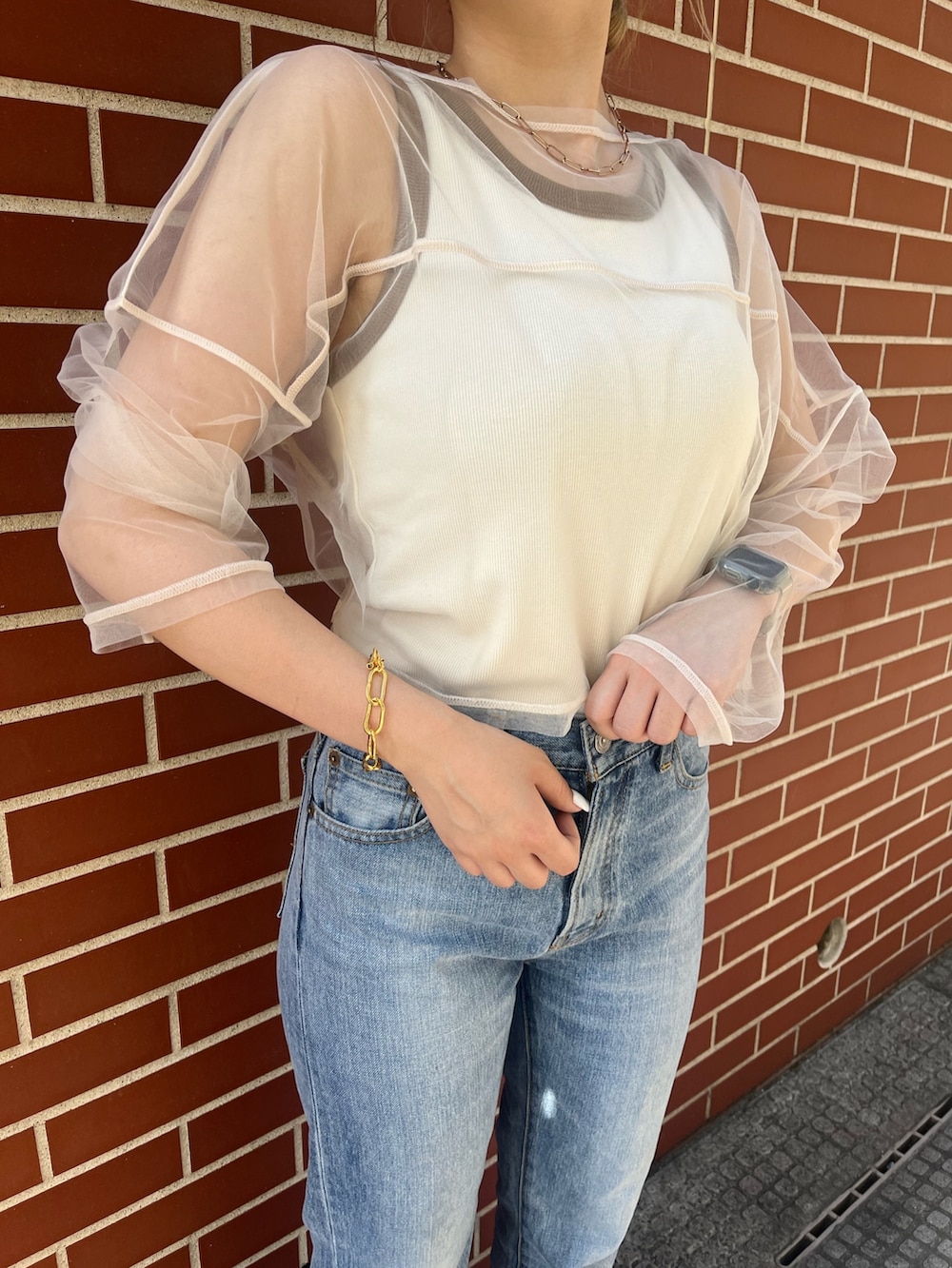 ブルー系のデニムパンツ、ホワイト系のTシャツ/カットソー、ホワイト系のTシャツ/カットソーを着用したレディースの夏コーディネートの8枚目の写真