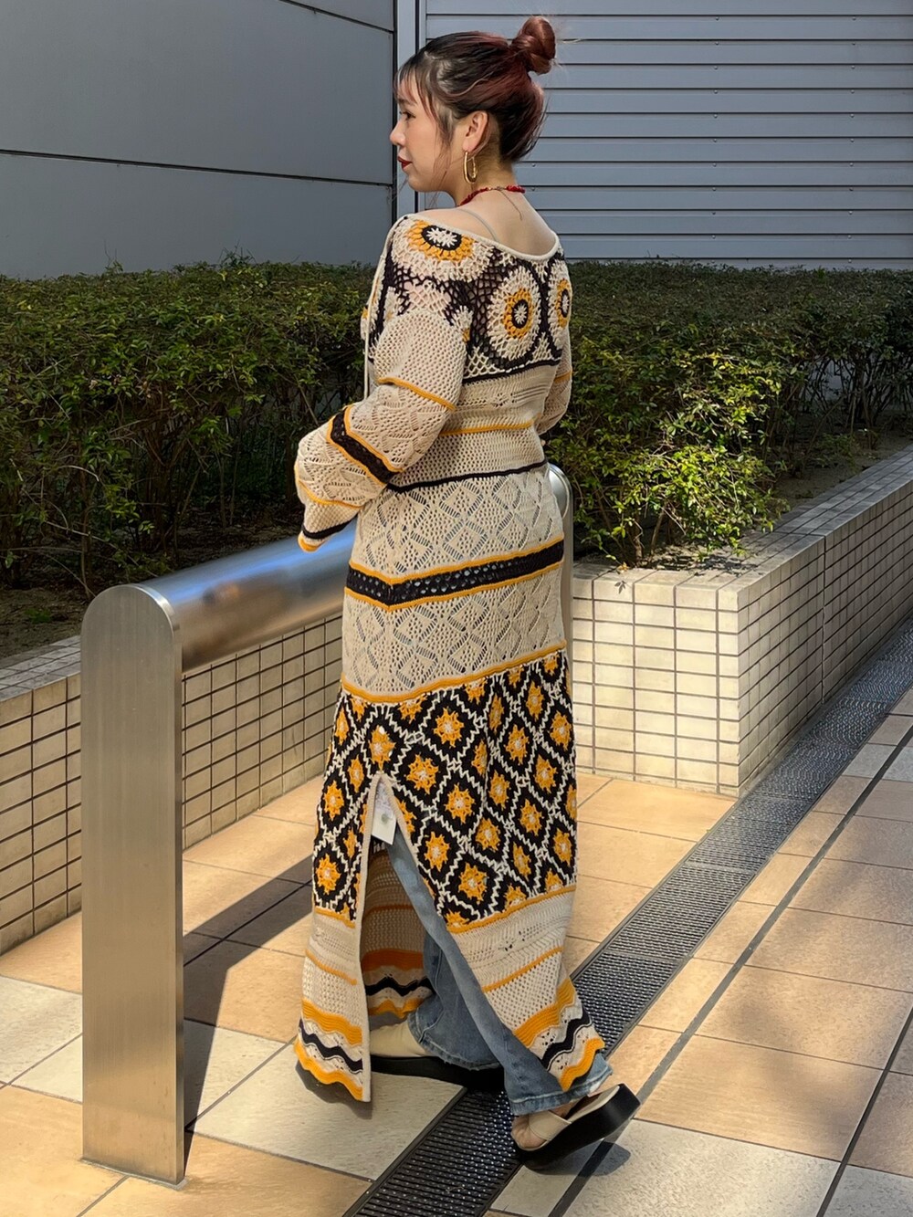 その他のワンピース、レッド系のネックレスを着用したレディースの春コーディネートの3枚目の写真