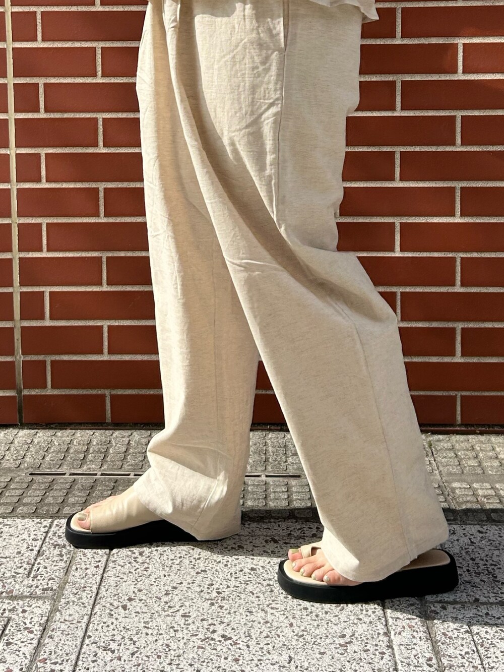 ホワイト系のキャミソール、ホワイト系のその他パンツを着用したレディースの夏コーディネートの5枚目の写真