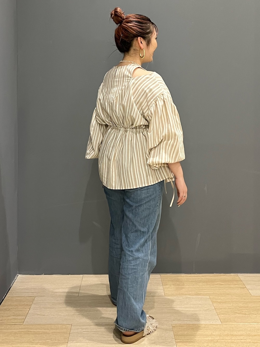 その他のシャツ/ブラウス、ブルー系のデニムパンツ、ホワイト系のサンダルを着用したレディースの春コーディネートの4枚目の写真