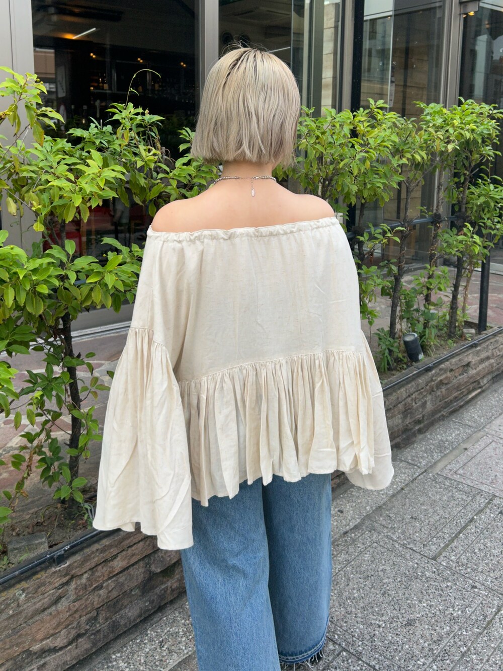 ホワイト系のシャツ/ブラウス、ブルー系のデニムパンツを着用したレディースの夏コーディネートの3枚目の写真