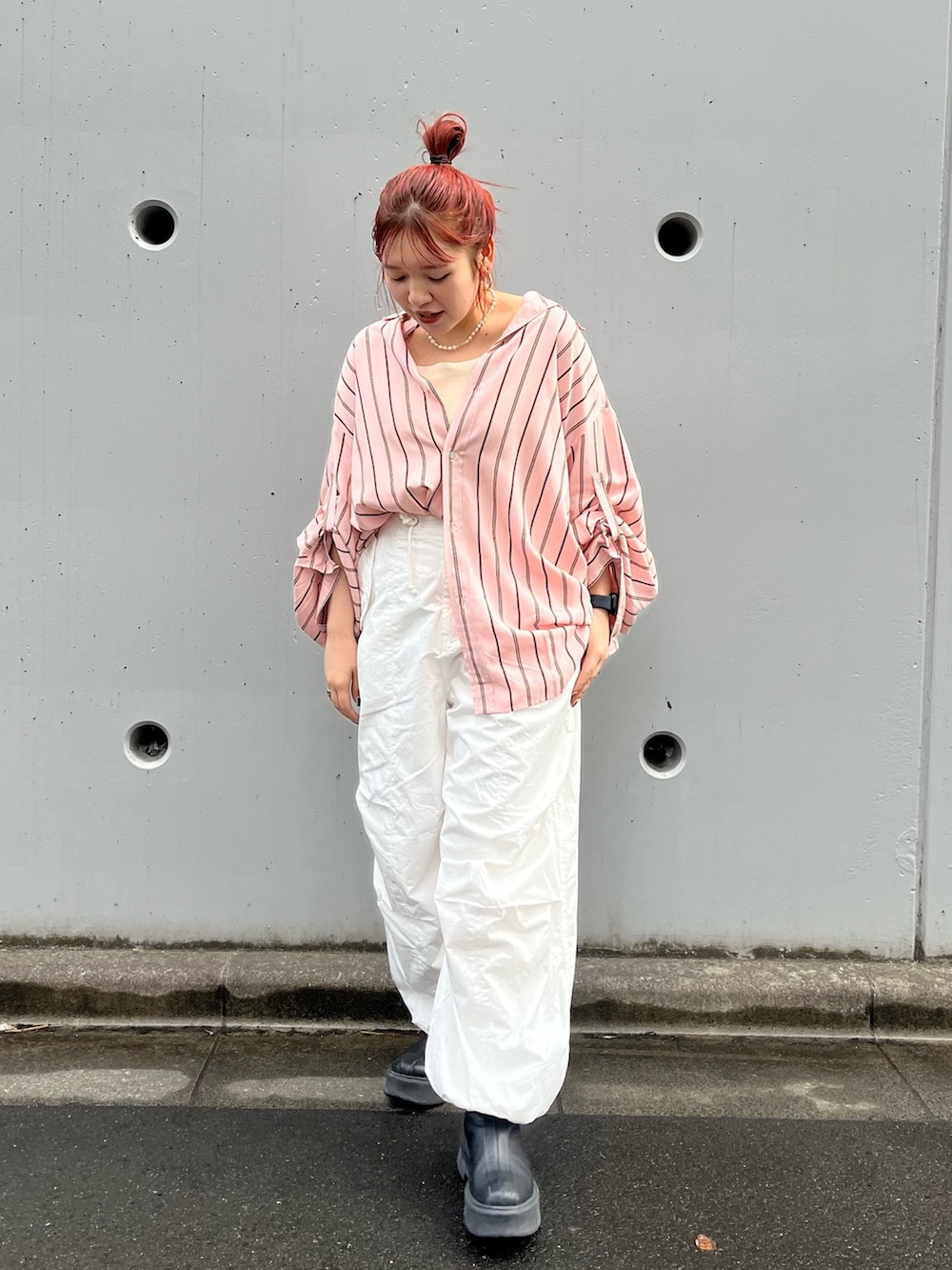 ピンク系のシャツ/ブラウス、ホワイト系のその他パンツ、ホワイト系のキャミソールを着用したレディースの冬コーディネートの2枚目の写真