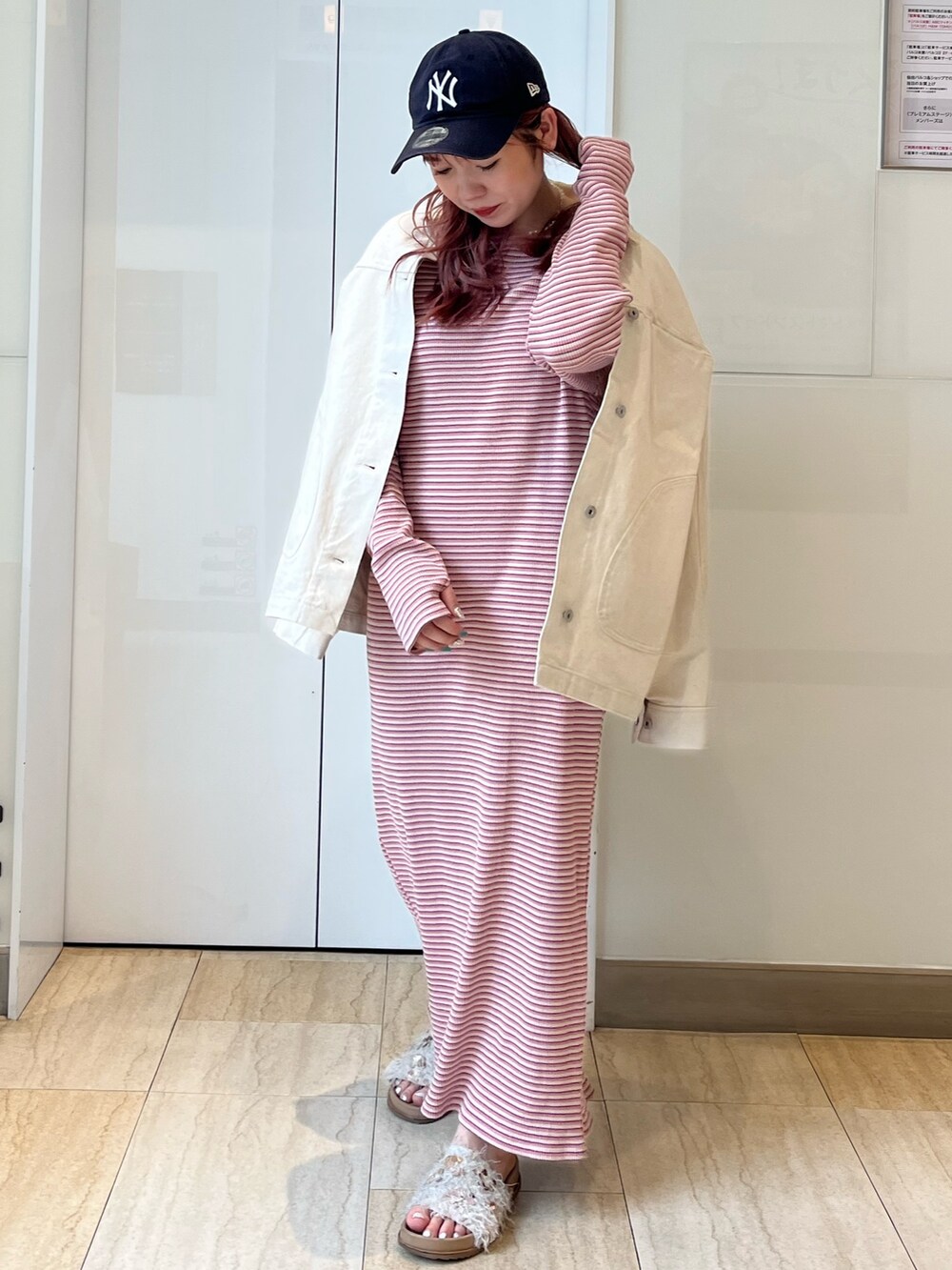 ホワイト系のブルゾン、ピンク系のワンピース、ホワイト系のサンダルを着用したレディースの春コーディネートの2枚目の写真