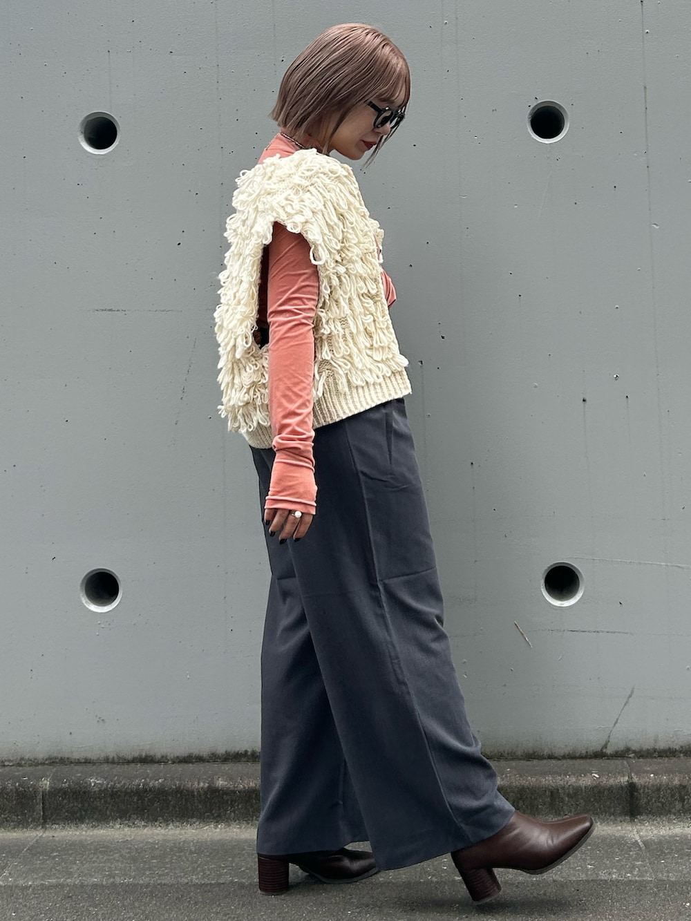 ホワイト系のベスト、ピンク系のTシャツ/カットソー、グレー系のその他パンツを着用したレディースの秋コーディネートの2枚目の写真