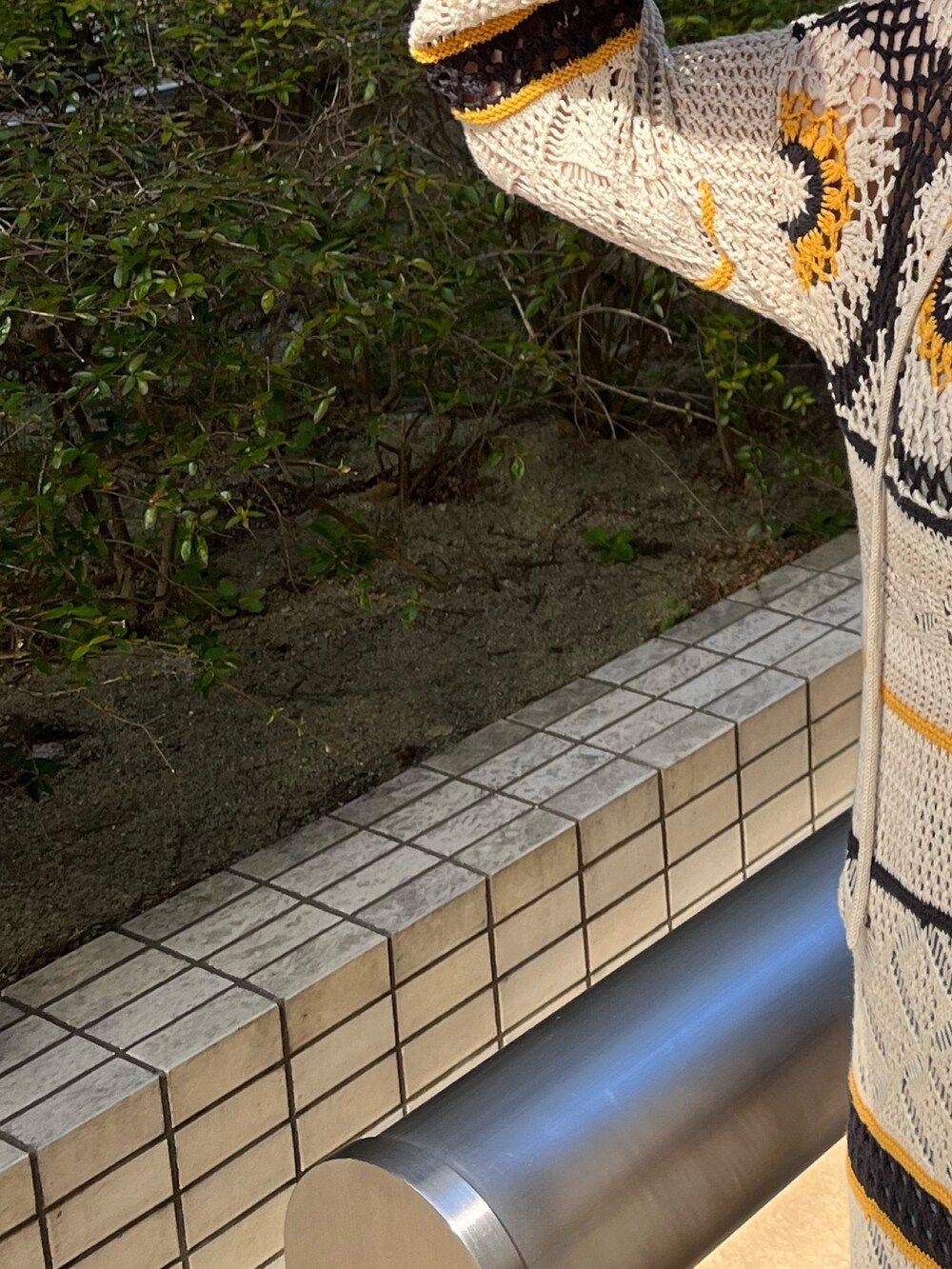 その他のワンピース、レッド系のネックレスを着用したレディースの春コーディネートの5枚目の写真