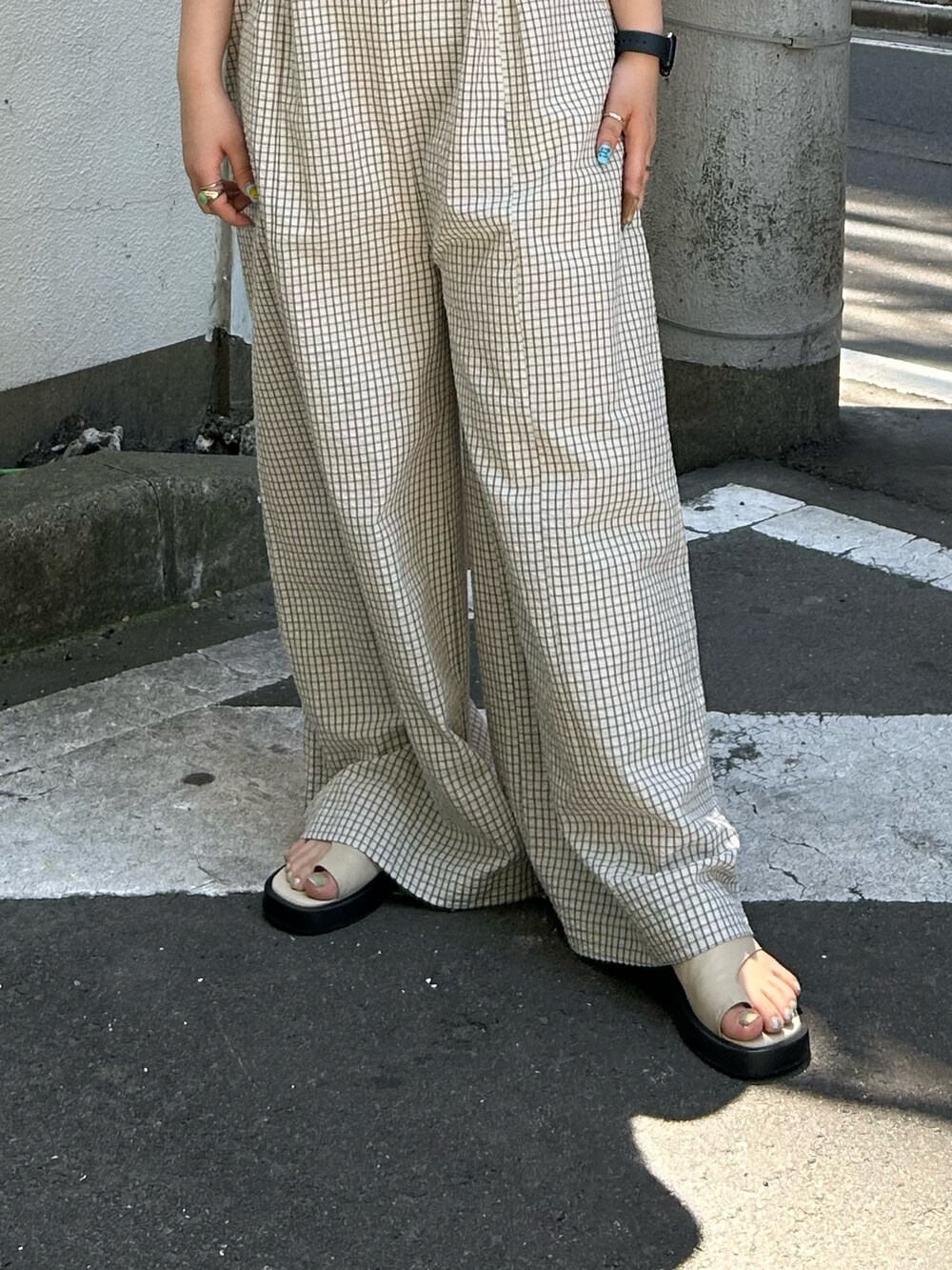 ホワイト系のつなぎ/オールインワン、ピンク系のタンクトップを着用したレディースの夏コーディネートの5枚目の写真