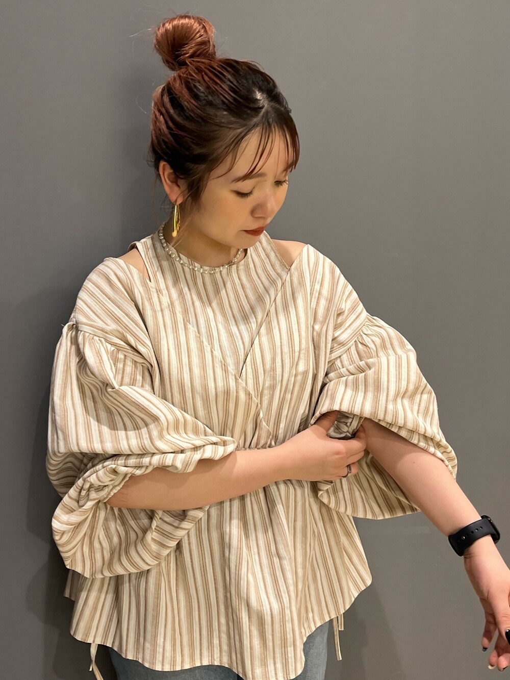 その他のシャツ/ブラウス、ブルー系のデニムパンツ、ホワイト系のサンダルを着用したレディースの春コーディネートの6枚目の写真