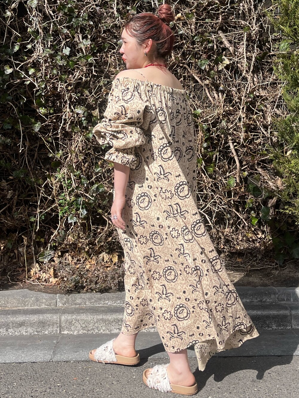 その他のワンピース、ホワイト系のサンダル、レッド系のネックレスを着用したレディースの冬コーディネートの4枚目の写真