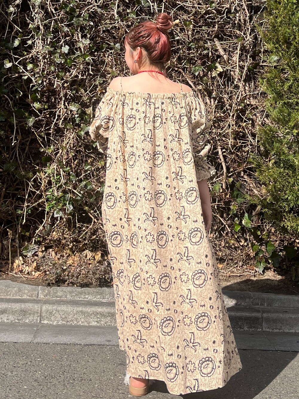 その他のワンピース、ホワイト系のサンダル、レッド系のネックレスを着用したレディースの冬コーディネートの5枚目の写真