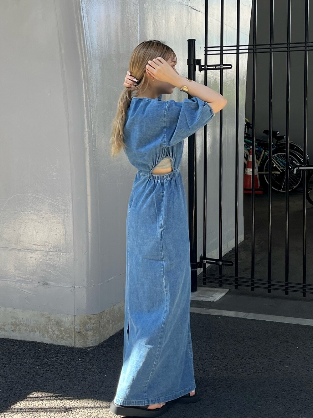 ブルー系のワンピース、ゴールド系のネックレスを着用したレディースの夏コーディネートの3枚目の写真