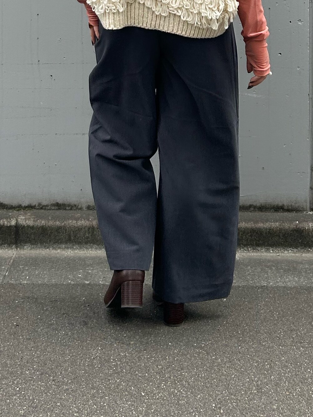 ホワイト系のベスト、ピンク系のTシャツ/カットソー、グレー系のその他パンツを着用したレディースの秋コーディネートの6枚目の写真