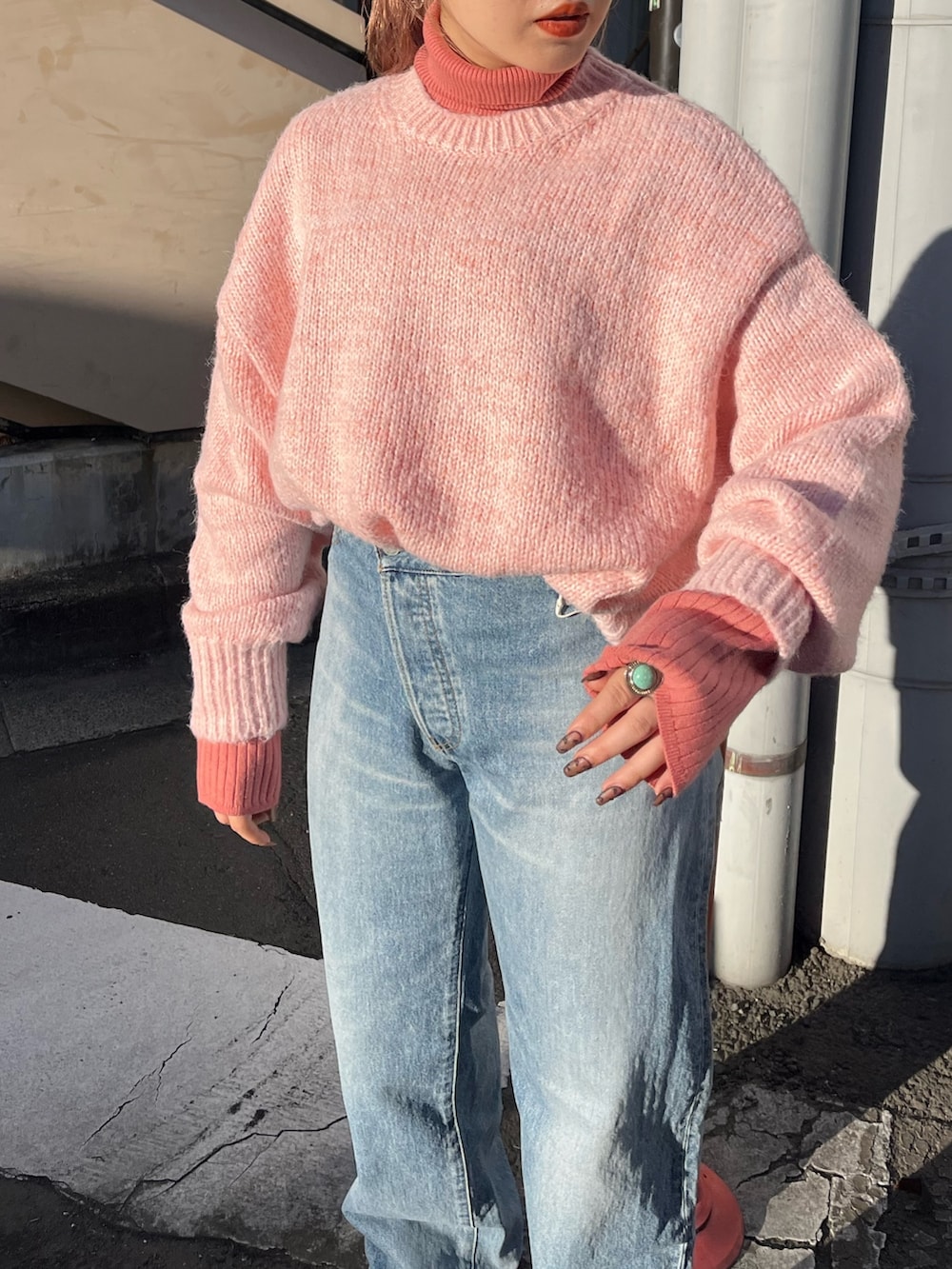 ブルー系のデニムパンツ、ピンク系のニット/セーター、ピンク系のニット/セーターを着用したレディースの秋コーディネートの2枚目の写真