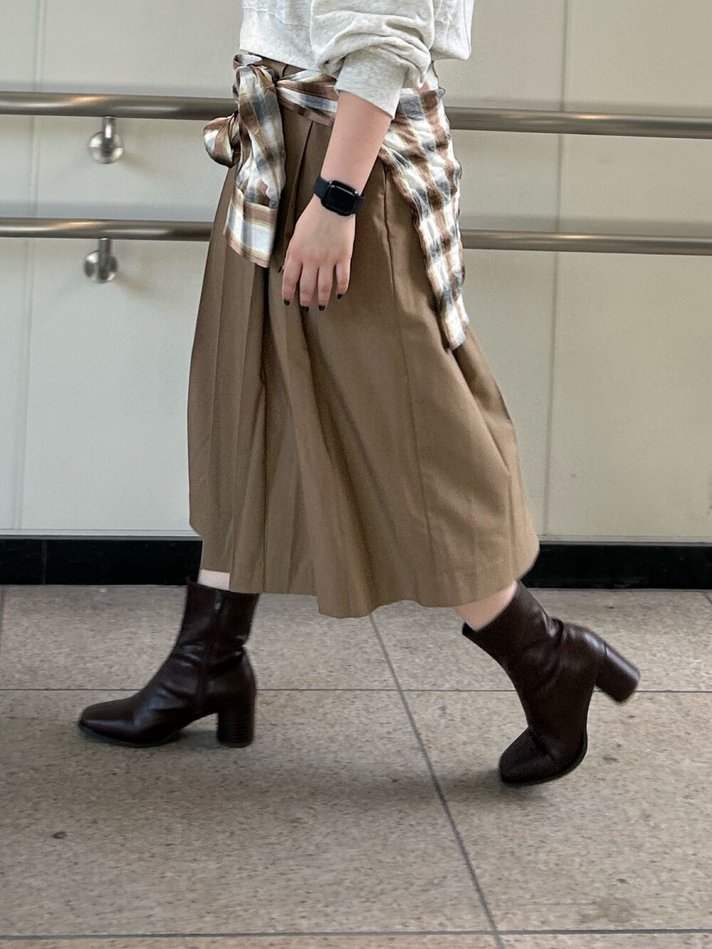 イエロー系のスカート、オレンジ系のシャツ/ブラウス、グレー系のスウェットを着用したレディースの秋コーディネートの5枚目の写真