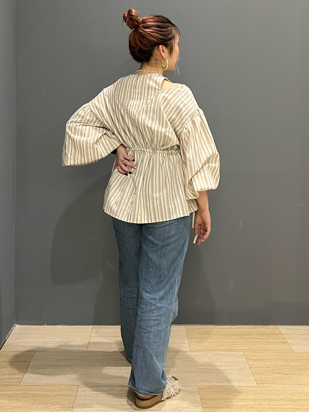 その他のシャツ/ブラウス、ブルー系のデニムパンツ、ホワイト系のサンダルを着用したレディースの春コーディネートの5枚目の写真