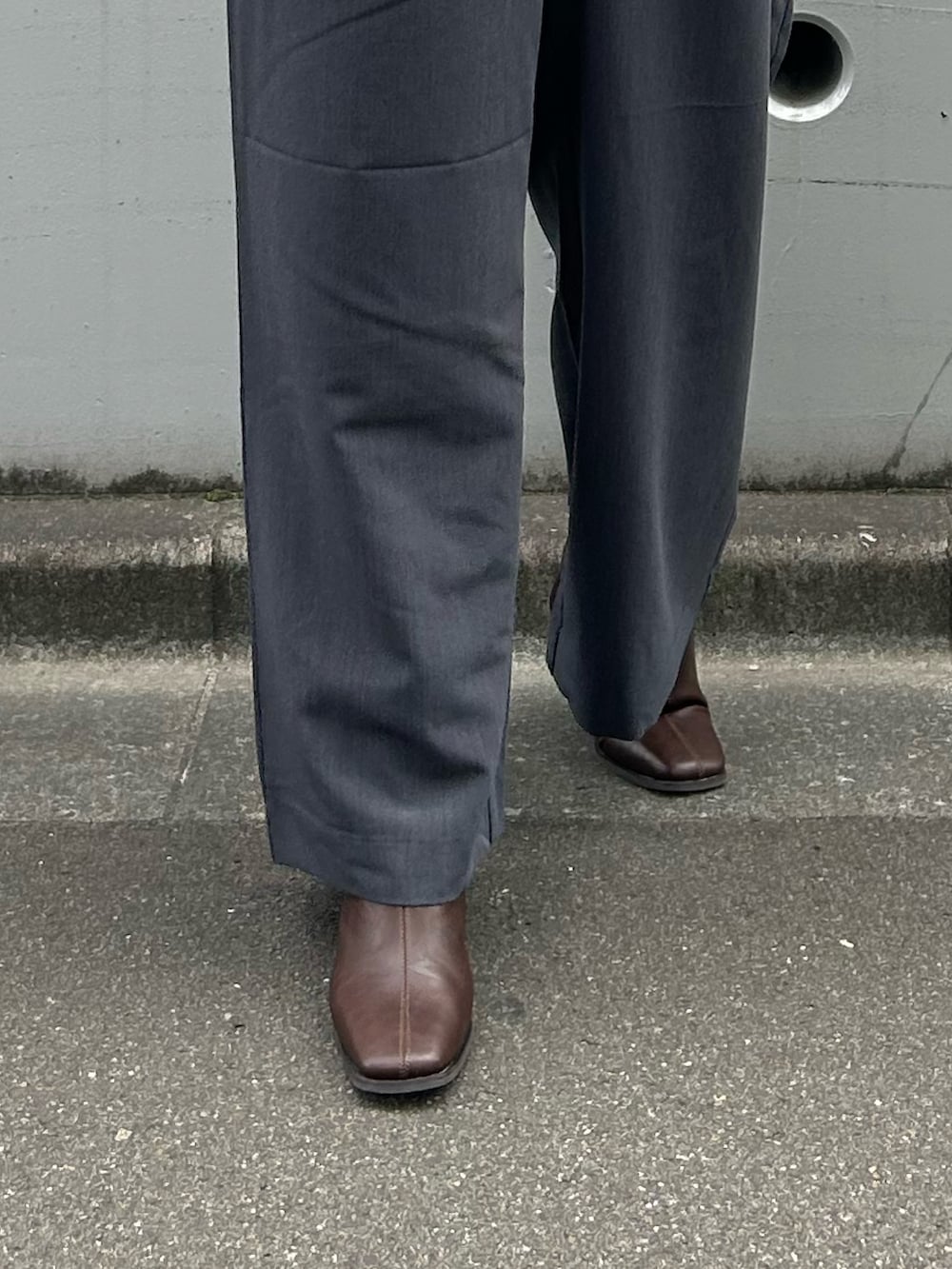 ホワイト系のベスト、ピンク系のTシャツ/カットソー、グレー系のその他パンツを着用したレディースの秋コーディネートの4枚目の写真