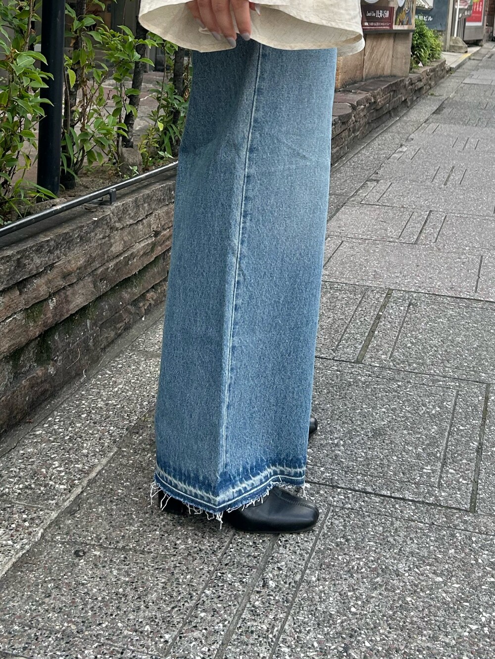 ホワイト系のシャツ/ブラウス、ブルー系のデニムパンツを着用したレディースの夏コーディネートの5枚目の写真