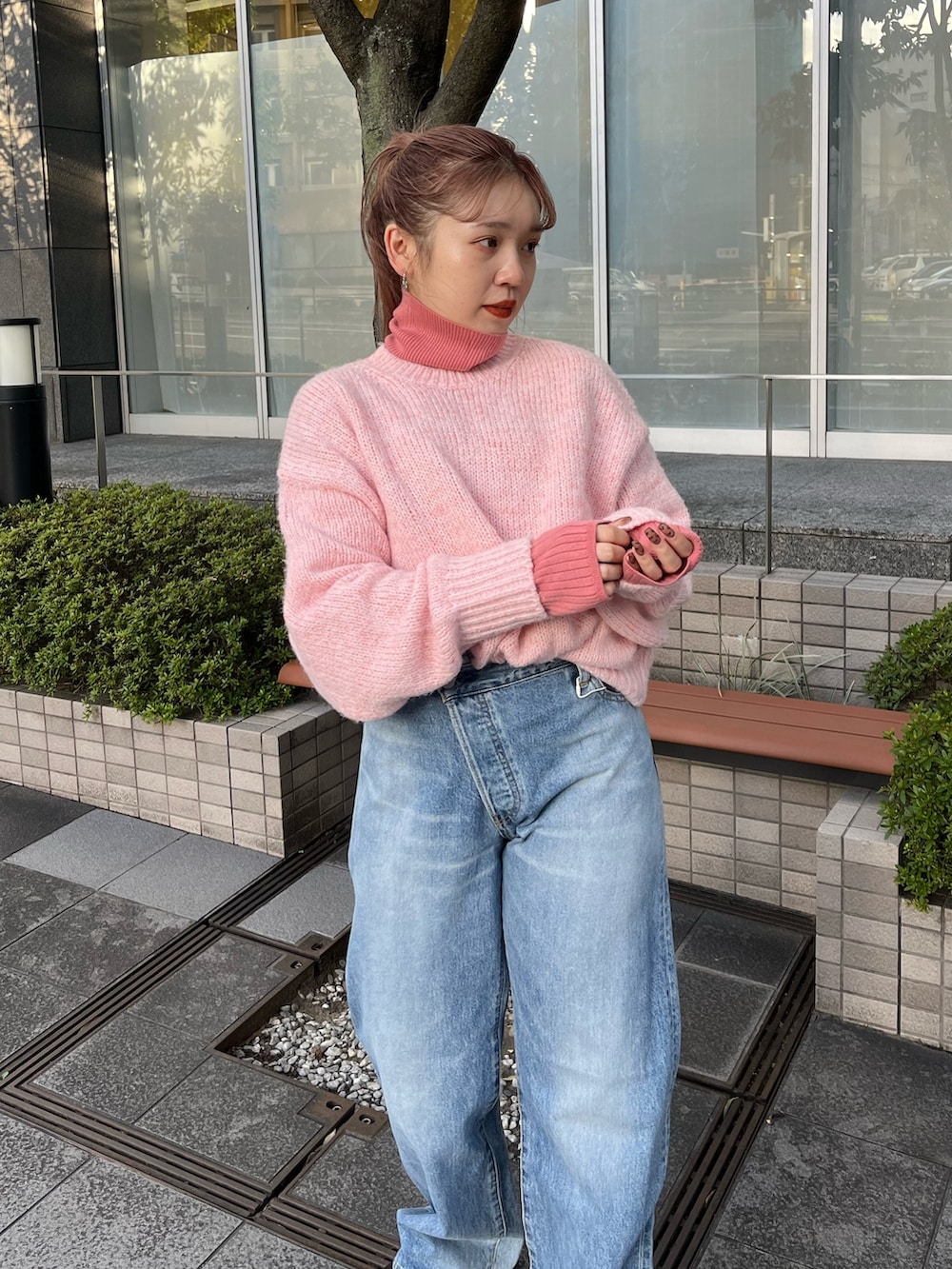 ブルー系のデニムパンツ、ピンク系のニット/セーター、ピンク系のニット/セーターを着用したレディースの秋コーディネートの4枚目の写真