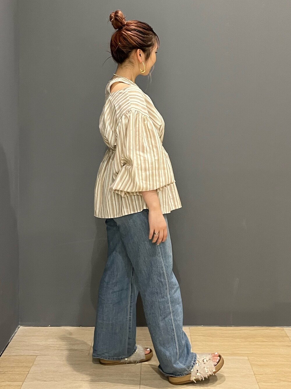 その他のシャツ/ブラウス、ブルー系のデニムパンツ、ホワイト系のサンダルを着用したレディースの春コーディネートの3枚目の写真