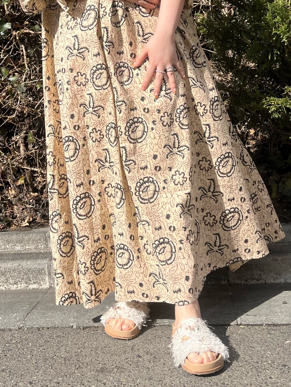 その他のワンピース、ホワイト系のサンダル、レッド系のネックレスを着用したレディースの冬コーディネートの7枚目の写真