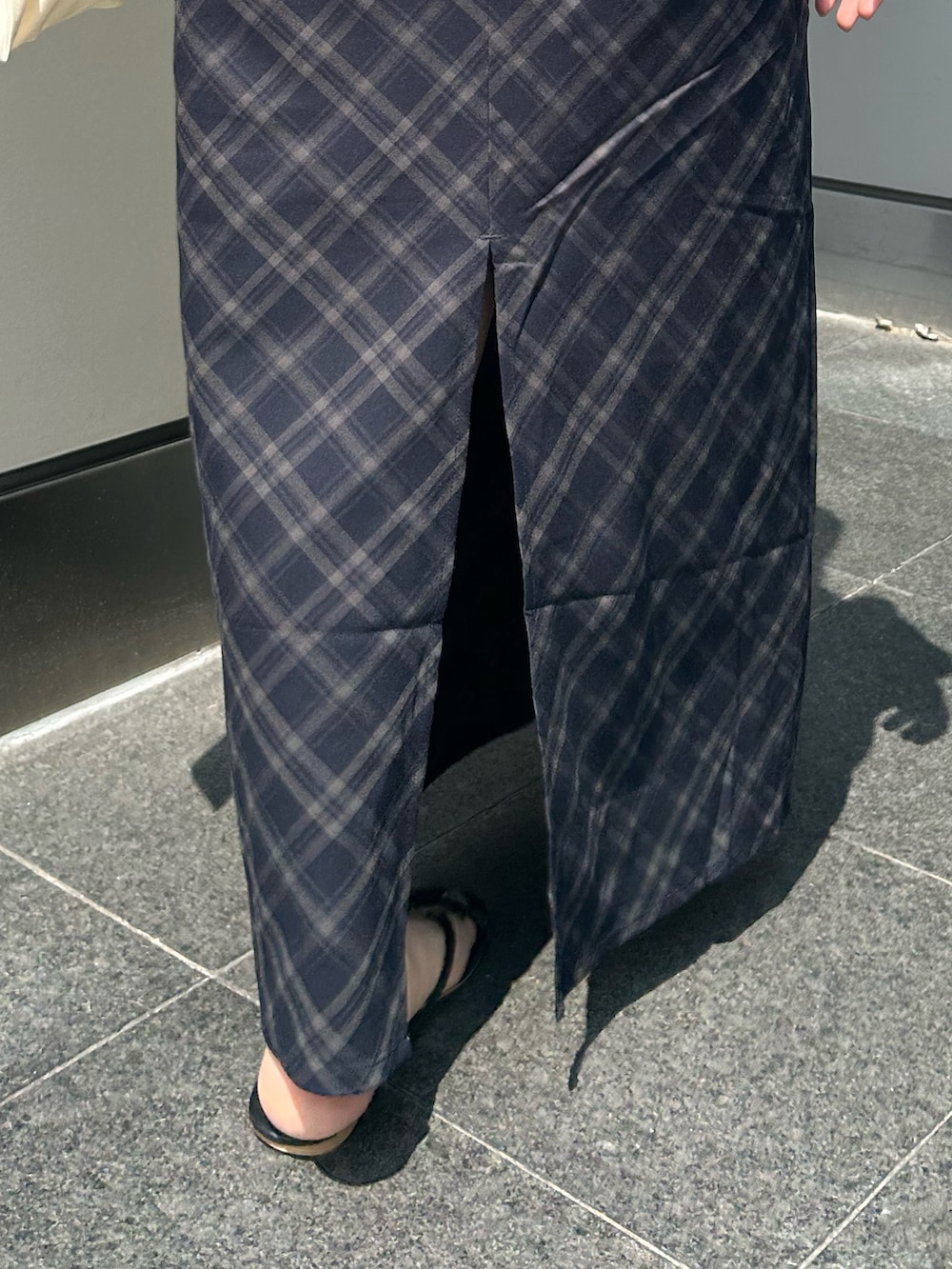 ブルー系のスカート、ピンク系のTシャツ/カットソー、ホワイト系のトートバッグを着用したレディースの夏コーディネートの6枚目の写真