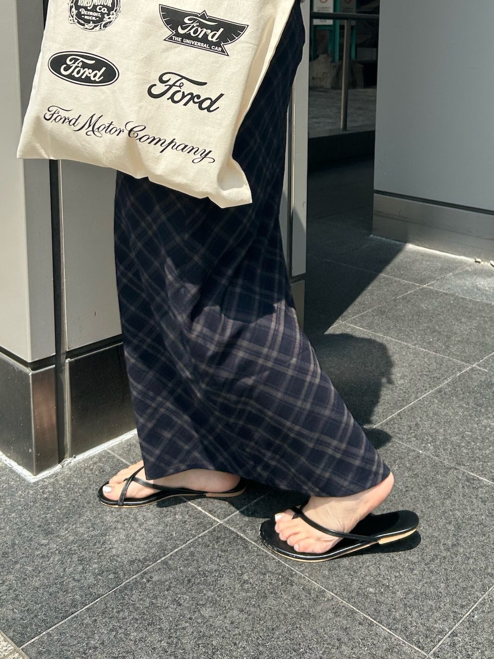 ブルー系のスカート、ピンク系のTシャツ/カットソー、ホワイト系のトートバッグを着用したレディースの夏コーディネートの5枚目の写真