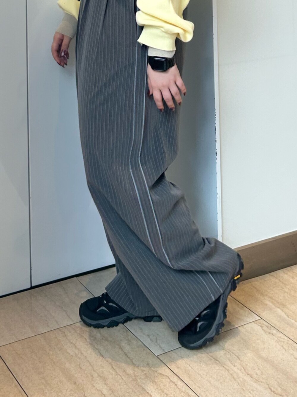 グレー系のその他パンツ、イエロー系のニット/セーターを着用したレディースの冬コーディネートの5枚目の写真