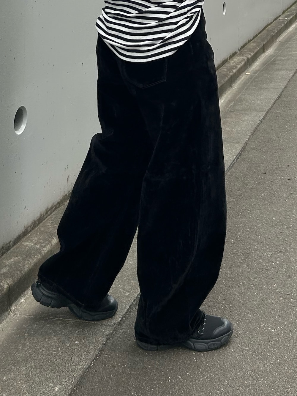 その他のTシャツ/カットソー、ブラック系のデニムパンツを着用したレディースの秋コーディネートの5枚目の写真