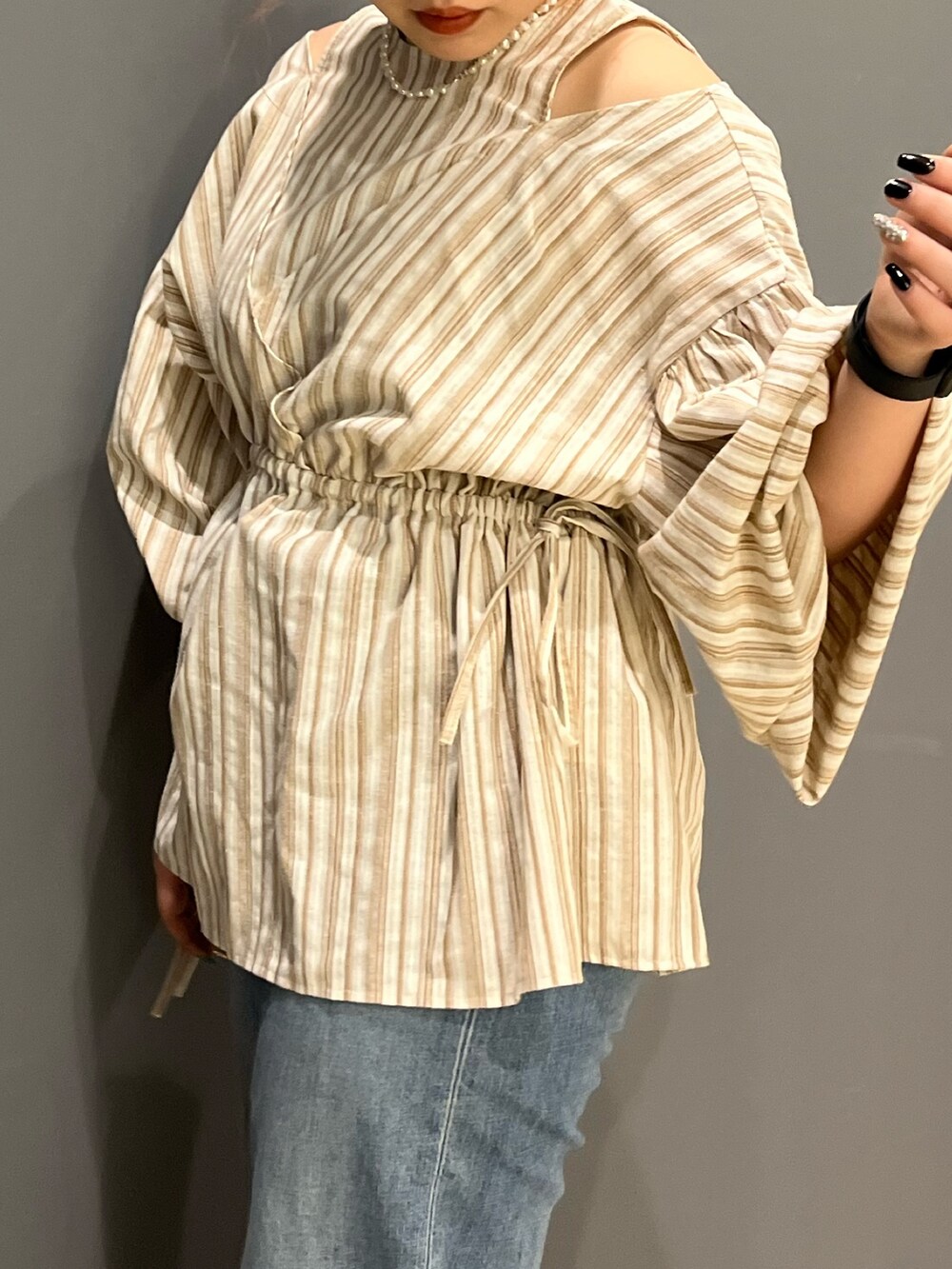 その他のシャツ/ブラウス、ブルー系のデニムパンツ、ホワイト系のサンダルを着用したレディースの春コーディネートの7枚目の写真