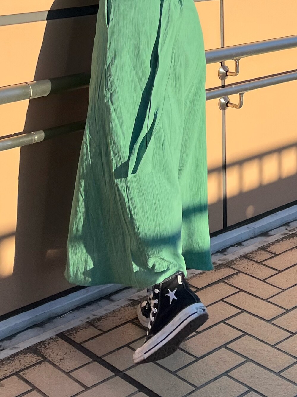 グリーン系のワンピースを着用したレディースの春コーディネートの8枚目の写真