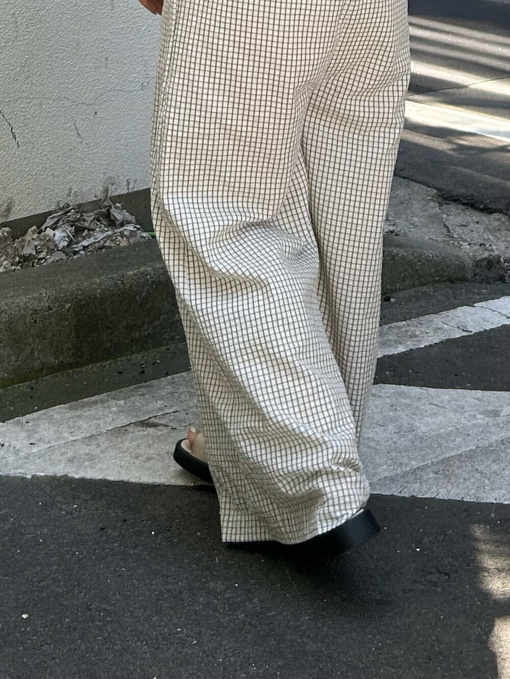 ホワイト系のつなぎ/オールインワン、ピンク系のタンクトップを着用したレディースの夏コーディネートの7枚目の写真