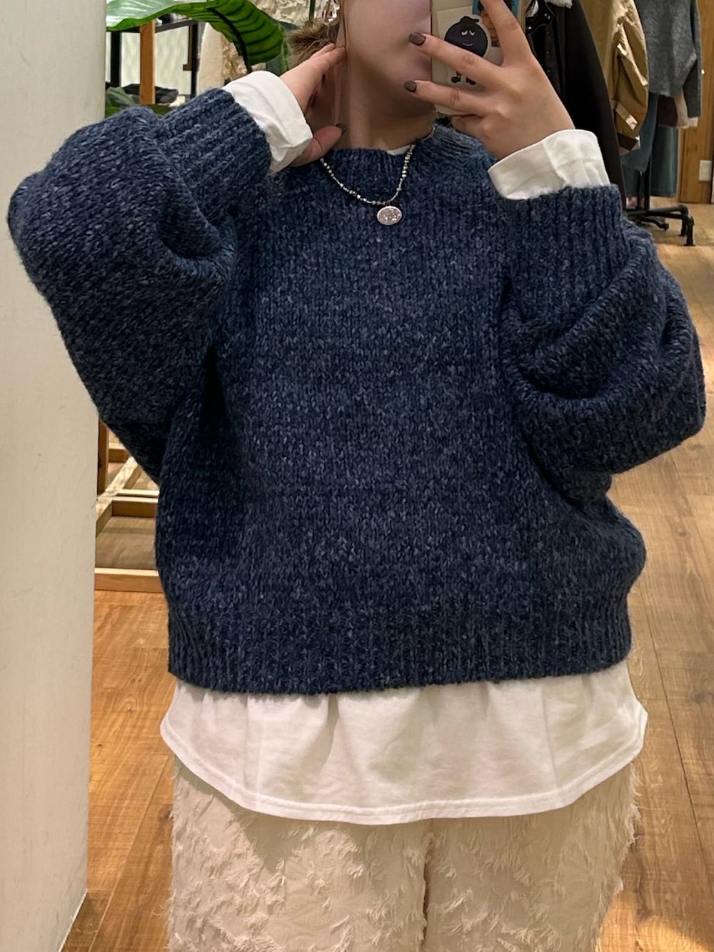 ホワイト系のその他パンツ、ブルー系のニット/セーター、ホワイト系のTシャツ/カットソーを着用したレディースの秋コーディネートの4枚目の写真