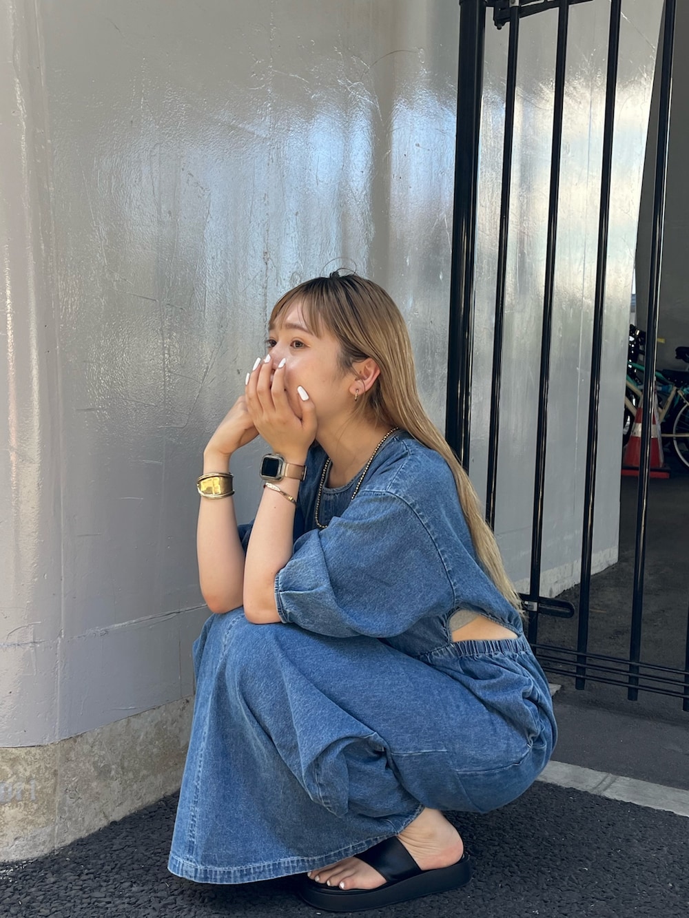 ブルー系のワンピース、ゴールド系のネックレスを着用したレディースの夏コーディネートの7枚目の写真