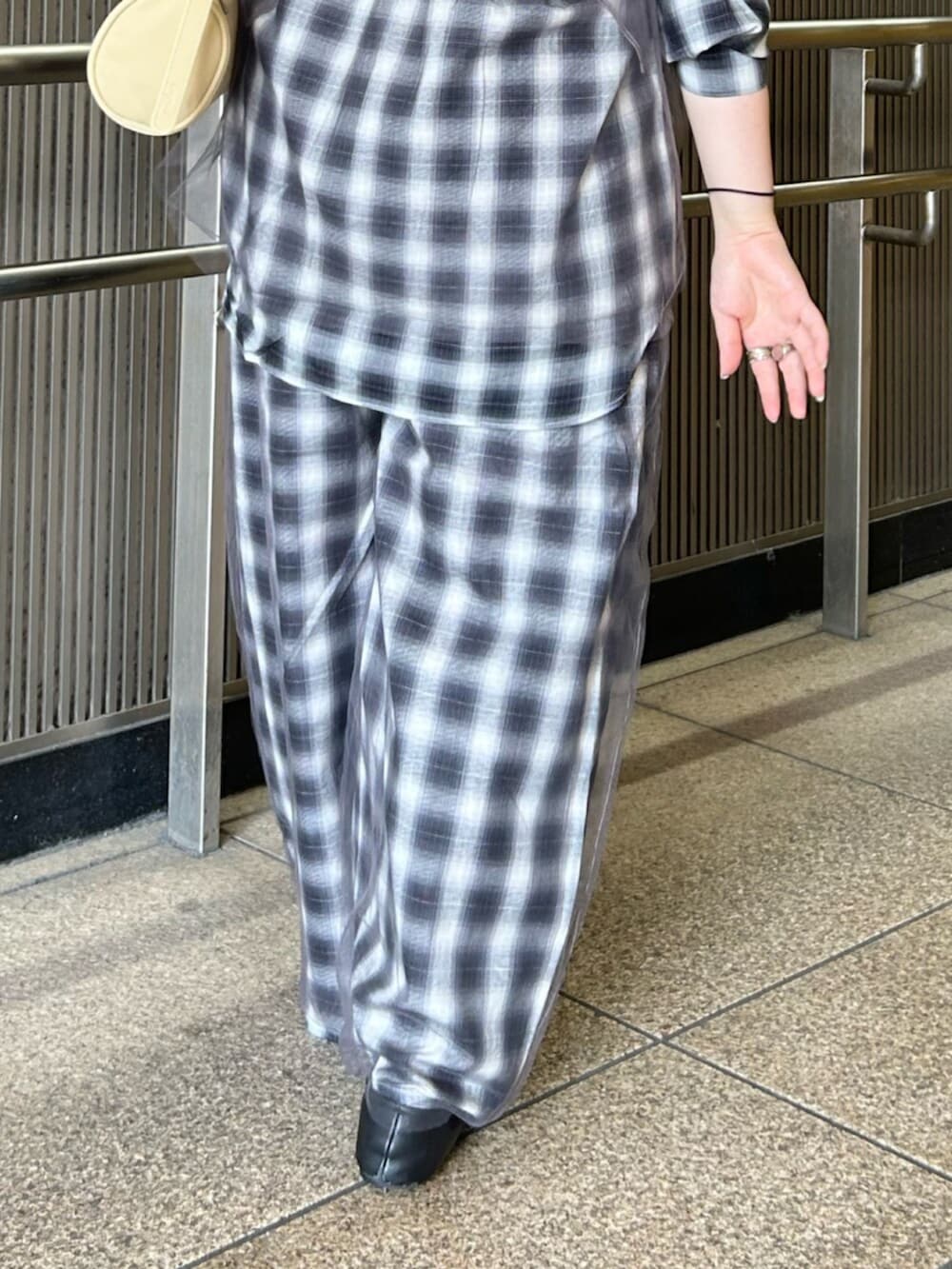 その他のシャツ/ブラウス、その他のその他パンツを着用したレディースの夏コーディネートの7枚目の写真