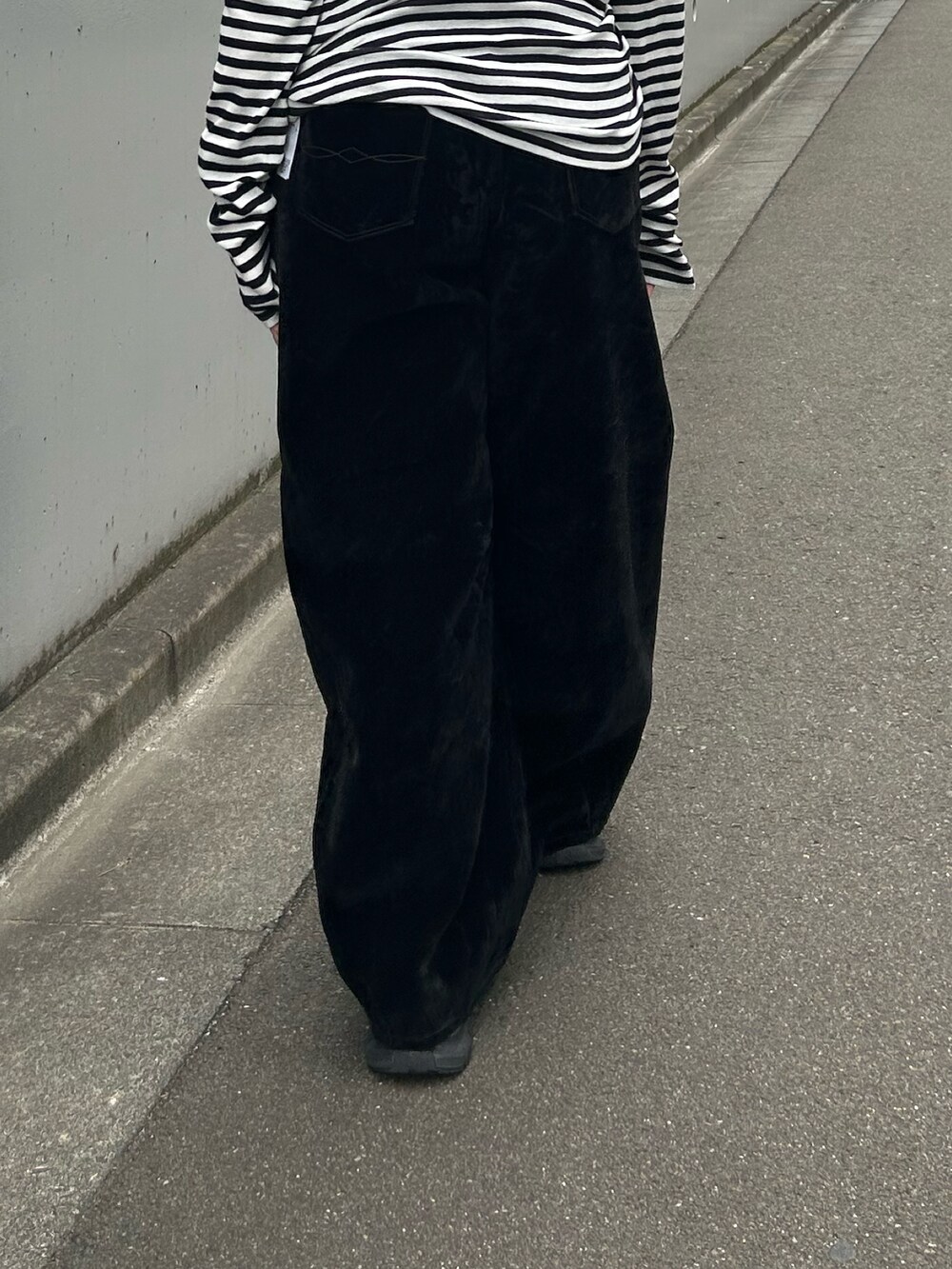 その他のTシャツ/カットソー、ブラック系のデニムパンツを着用したレディースの秋コーディネートの6枚目の写真