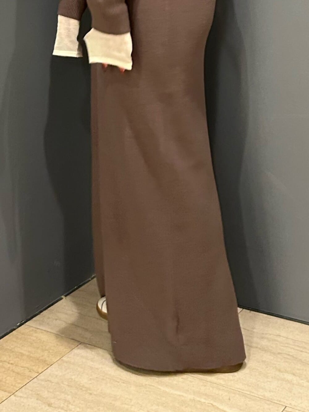 ブラウン系のワンピースを着用したレディースの冬コーディネートの5枚目の写真