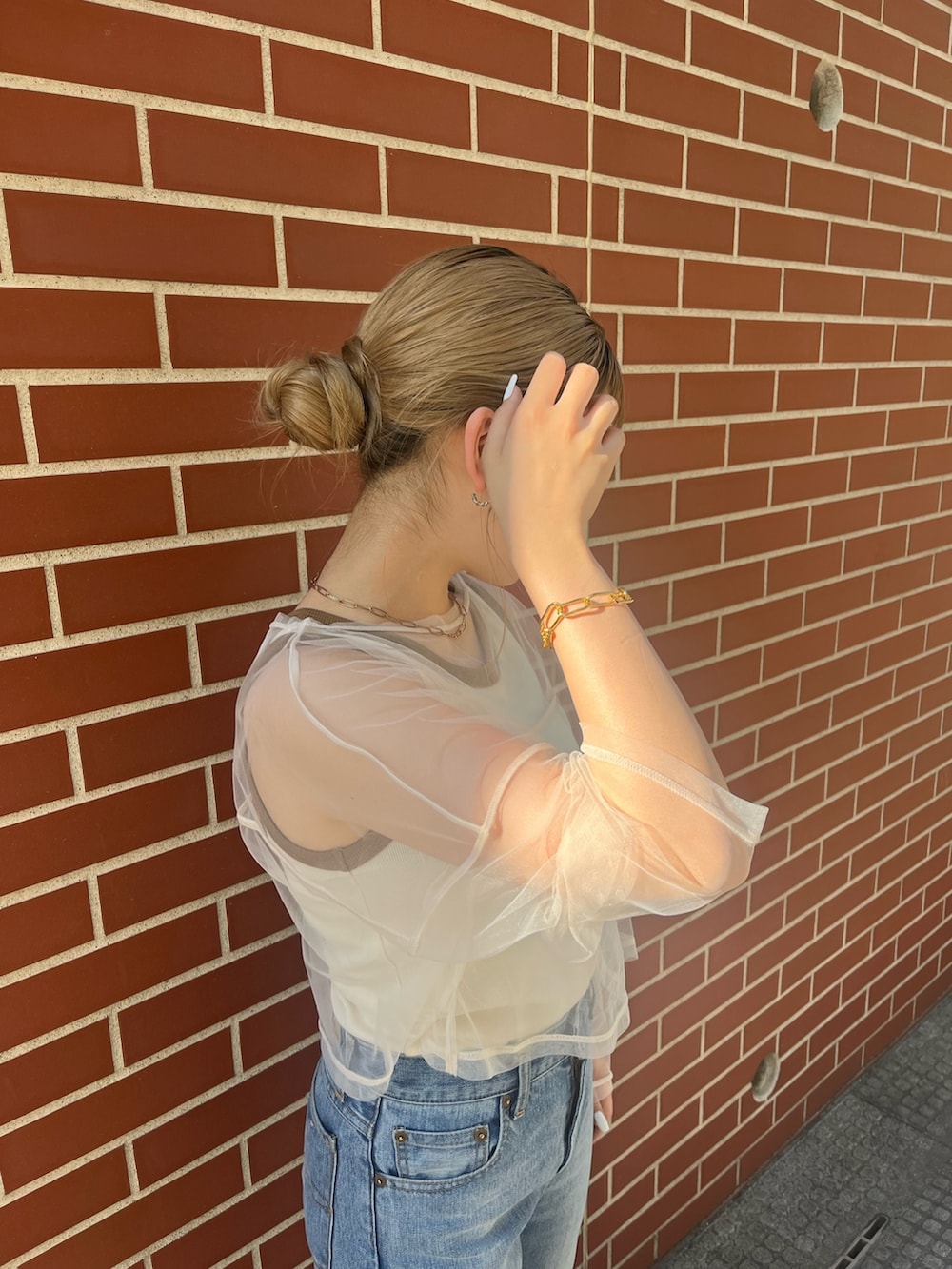 ブルー系のデニムパンツ、ホワイト系のTシャツ/カットソー、ホワイト系のTシャツ/カットソーを着用したレディースの夏コーディネートの7枚目の写真