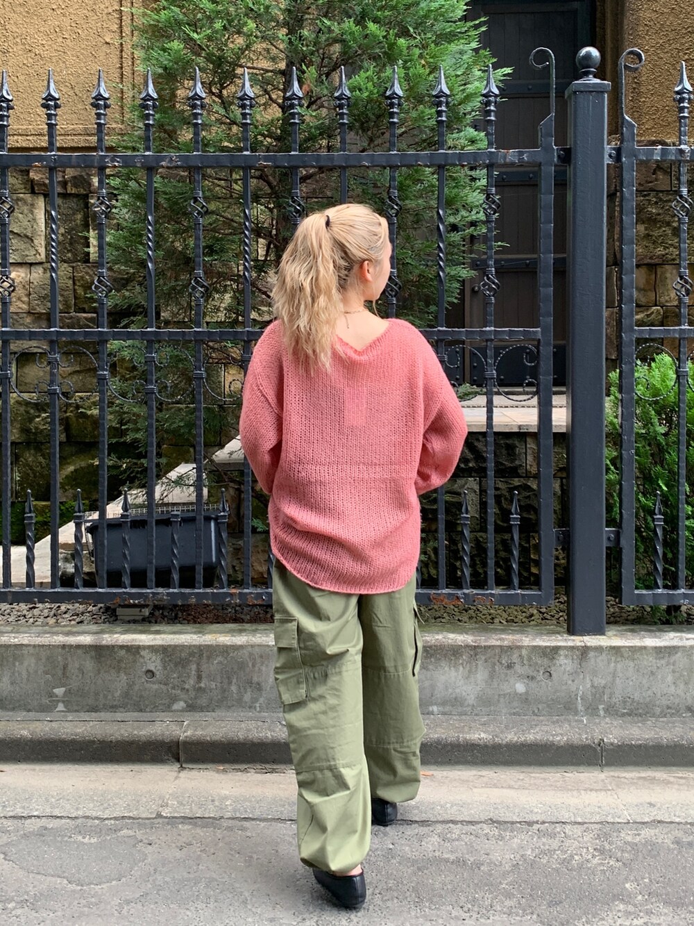 グリーン系のカーゴパンツ、ピンク系のニット/セーターを着用したレディースの秋コーディネートの5枚目の写真