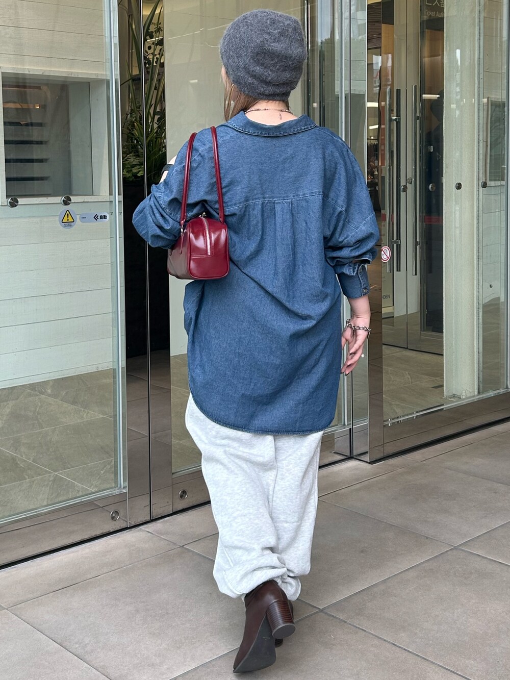 その他のシャツ/ブラウス、グレー系のスウェットパンツ、レッド系のハンドバッグを着用したレディースの秋コーディネートの3枚目の写真