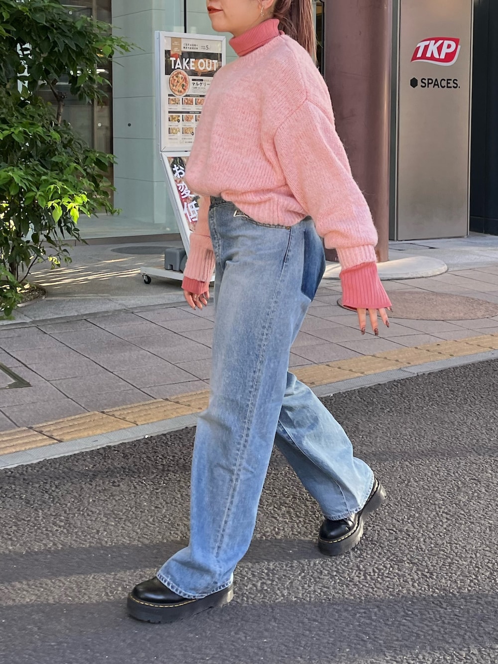 ブルー系のデニムパンツ、ピンク系のニット/セーター、ピンク系のニット/セーターを着用したレディースの秋コーディネートの3枚目の写真