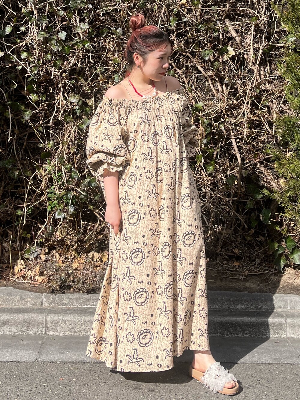 その他のワンピース、ホワイト系のサンダル、レッド系のネックレスを着用したレディースの冬コーディネートの2枚目の写真