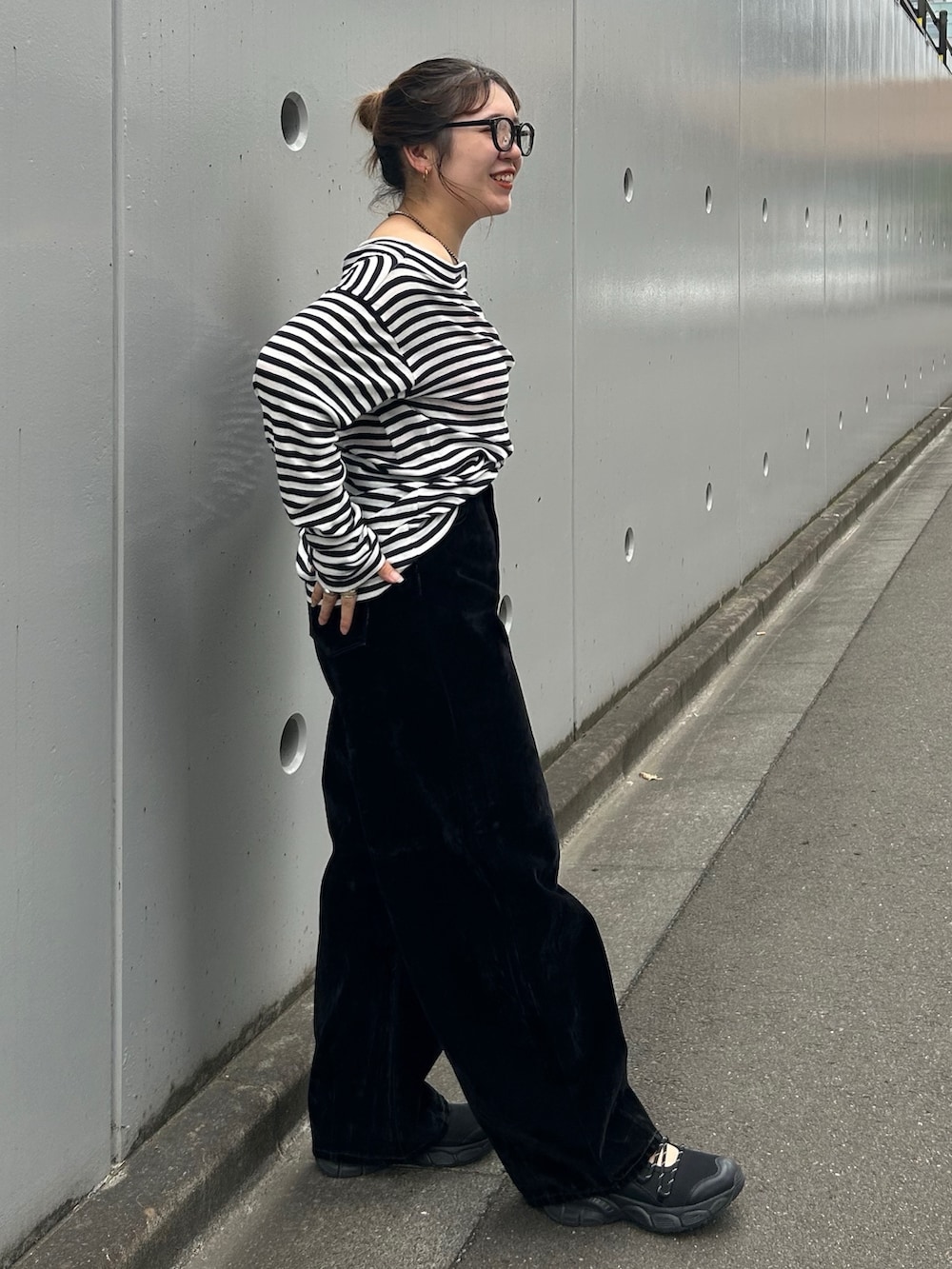 その他のTシャツ/カットソー、ブラック系のデニムパンツを着用したレディースの秋コーディネートの2枚目の写真