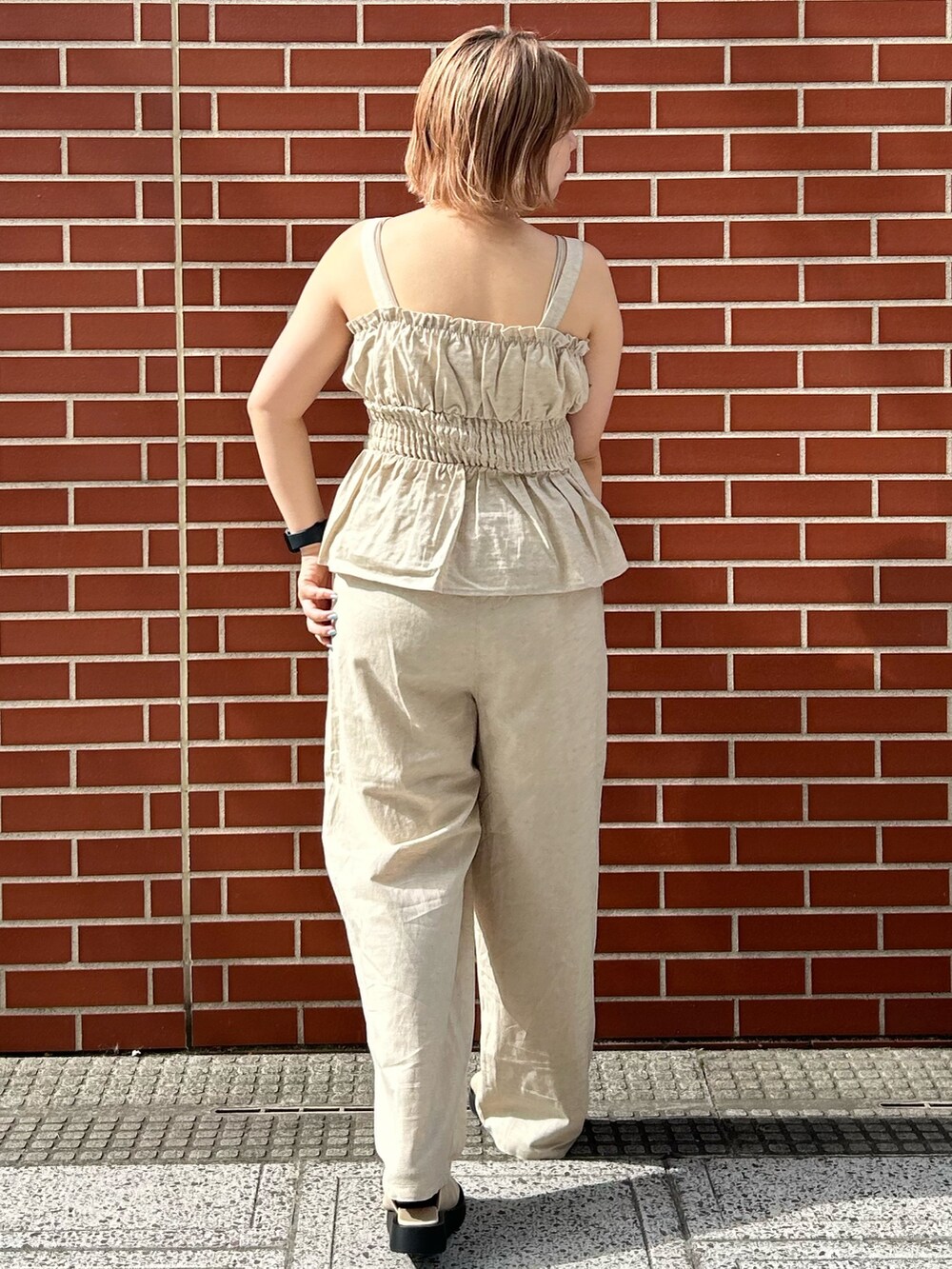 ホワイト系のキャミソール、ホワイト系のその他パンツを着用したレディースの夏コーディネートの3枚目の写真