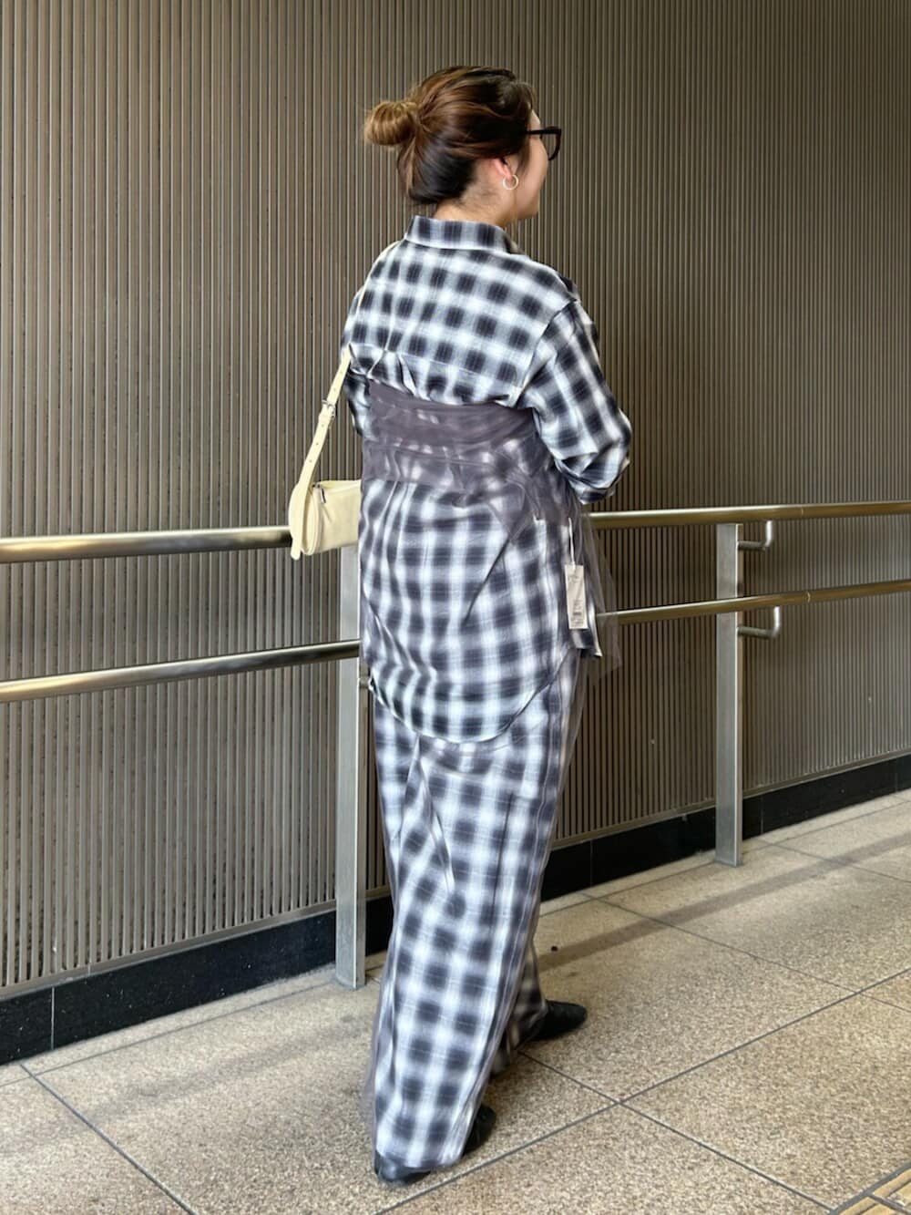 その他のシャツ/ブラウス、その他のその他パンツを着用したレディースの夏コーディネートの3枚目の写真