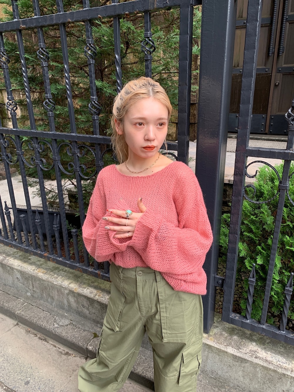 グリーン系のカーゴパンツ、ピンク系のニット/セーターを着用したレディースの秋コーディネートの6枚目の写真