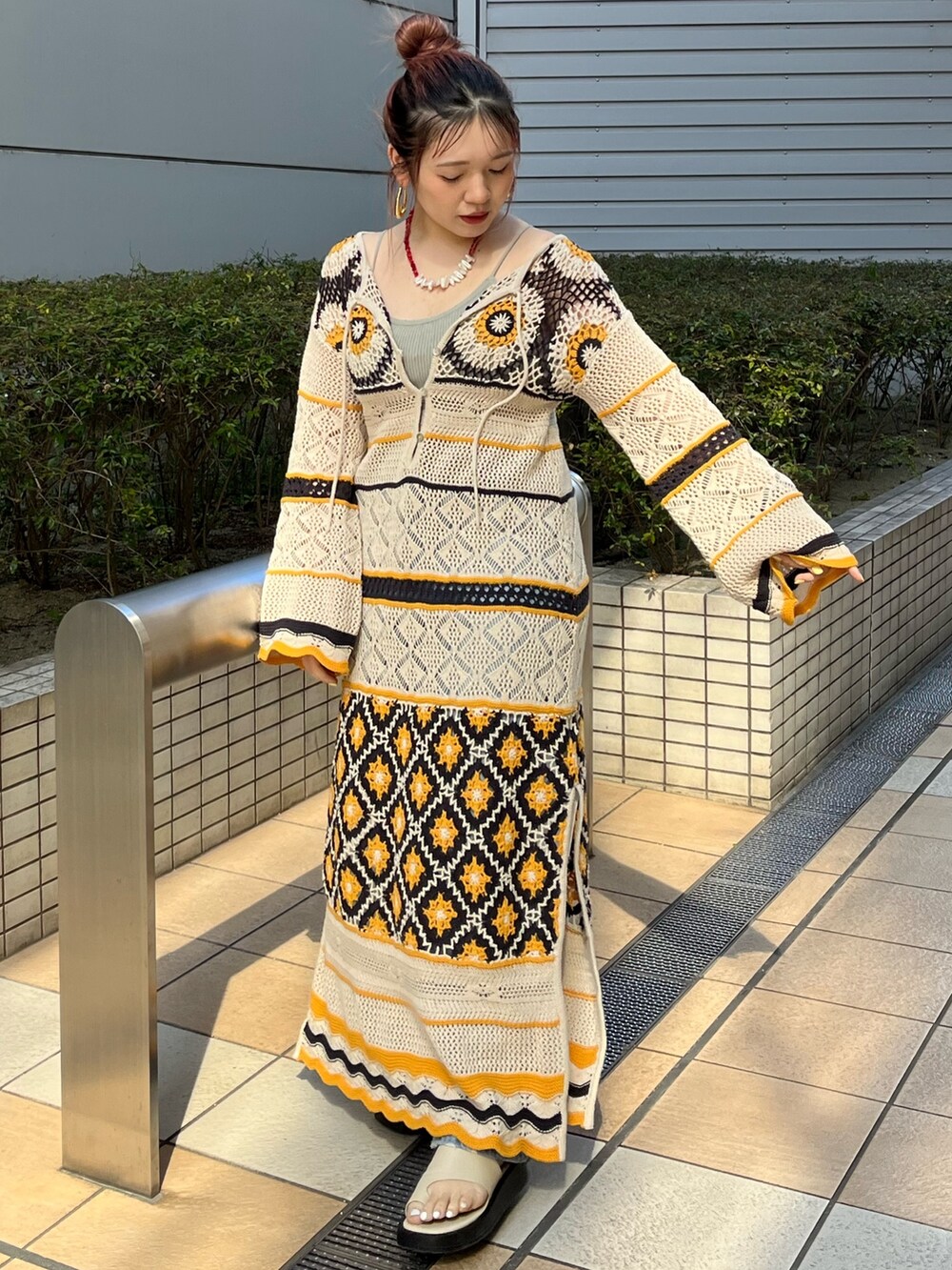 その他のワンピース、レッド系のネックレスを着用したレディースの春コーディネートの2枚目の写真