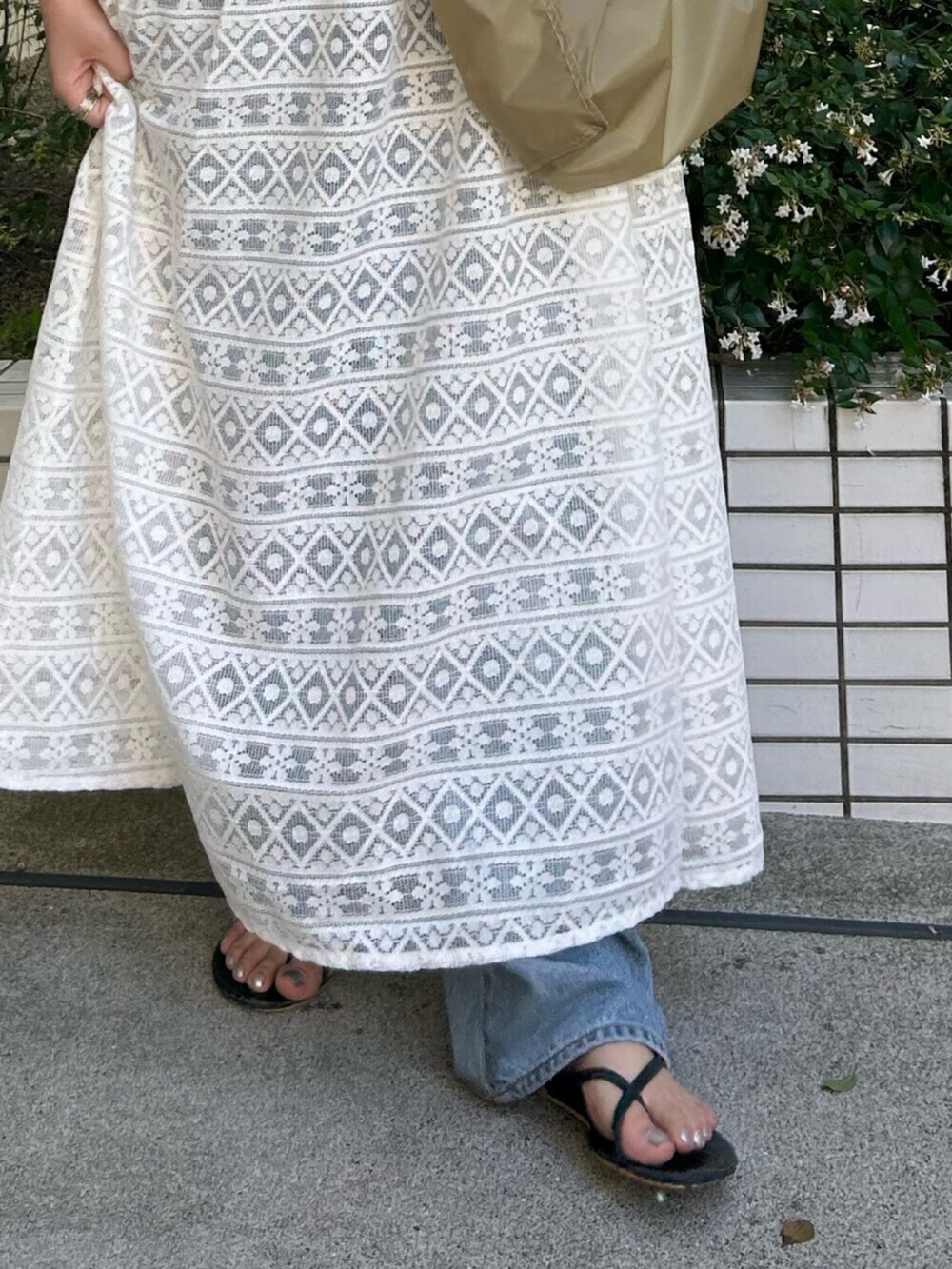 ホワイト系のワンピース、ベージュ系のショルダーバッグを着用したレディースの夏コーディネートの5枚目の写真