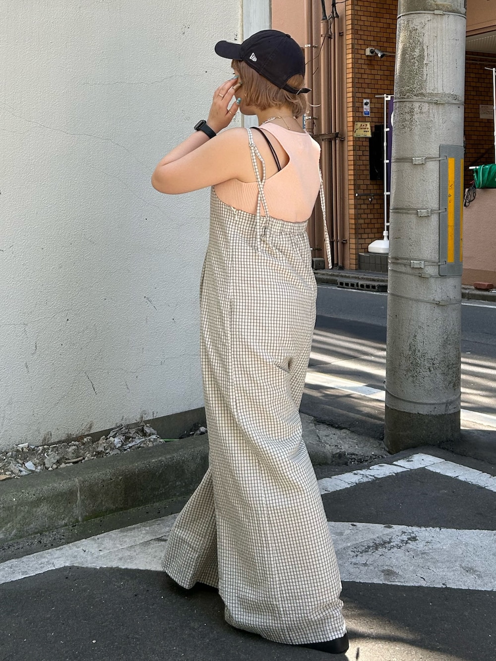 ホワイト系のつなぎ/オールインワン、ピンク系のタンクトップを着用したレディースの夏コーディネートの3枚目の写真